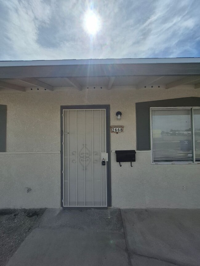 Building Photo - Large 4 Bed 2 Bath House