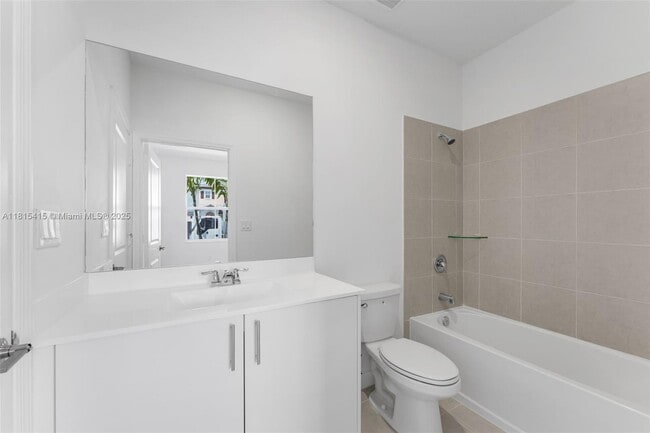Building Photo - $2400 2803 SE 26 Ave # 2803