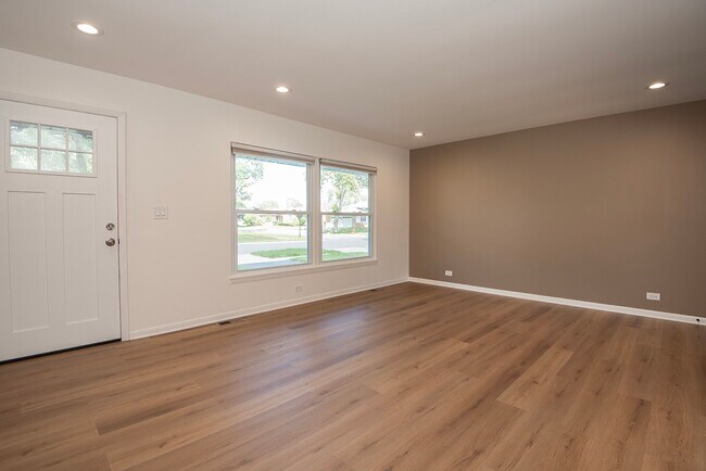 Building Photo - 1021 Lonsdale Rd