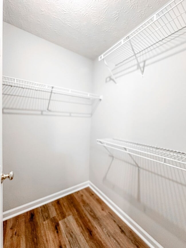 Building Photo - Great Gainesville location - 2/2 with Garage!