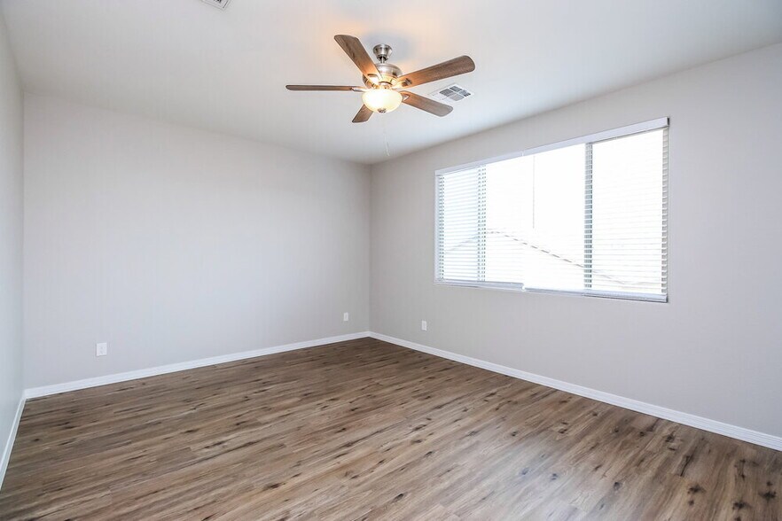 Building Photo - 9546 E Thornbush Ave