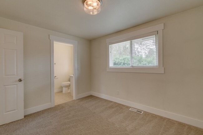 Building Photo - Amazing Updated Rambler in Kirkland with B...