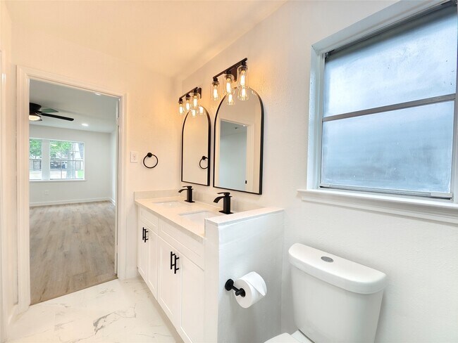 Building Photo - 4106 Clovernook Ln