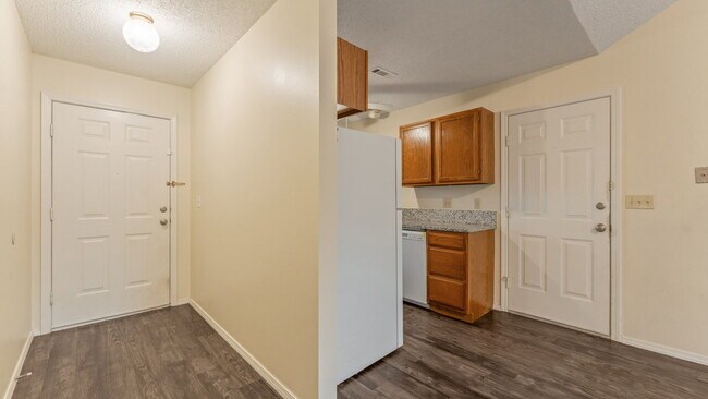 Building Photo - "Cozy 3-Bedroom Fayetteville Home with Mod...