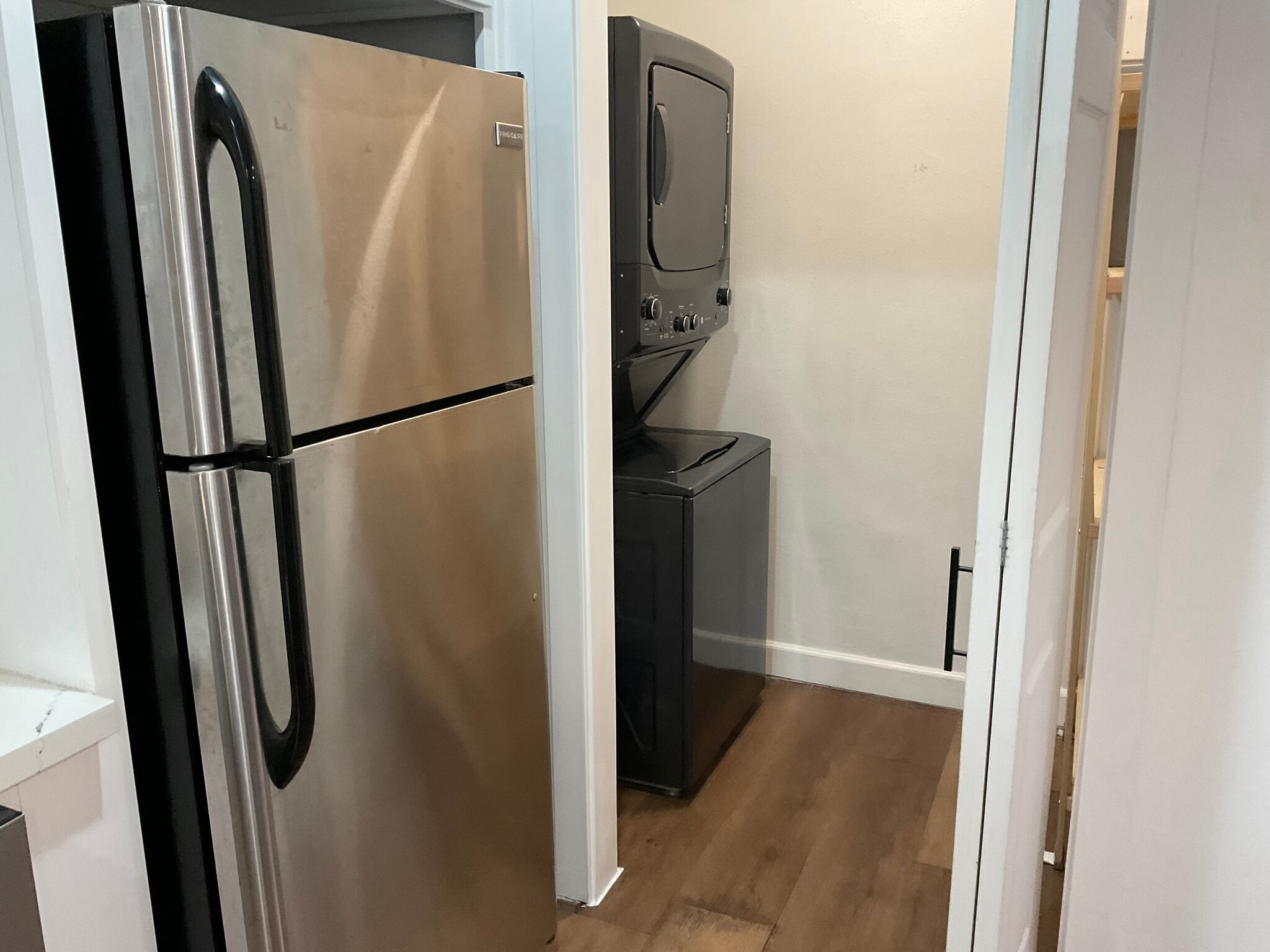 Building Photo - 1227 E 7th St