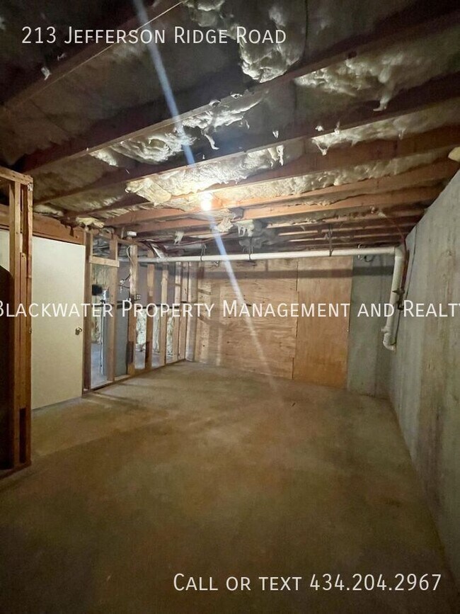Building Photo - 213 Jefferson Ridge Rd