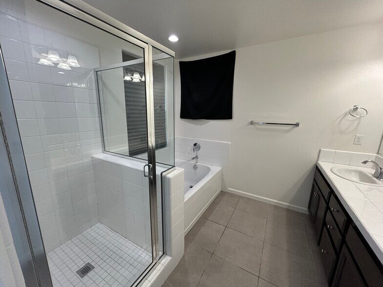 Building Photo - 6369 N Santa Lucia Way