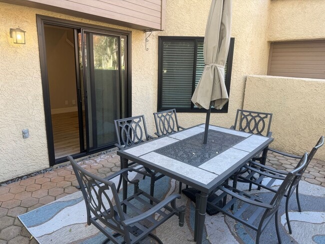 Building Photo - Beautiful 2 bed, 2 baths Summerplace townhome with community pool