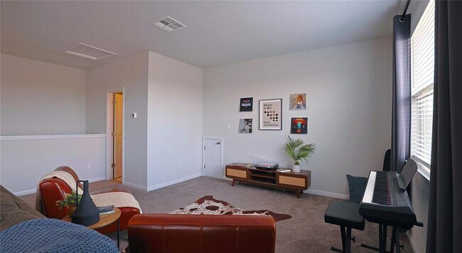 Building Photo - 520 Elm Green St