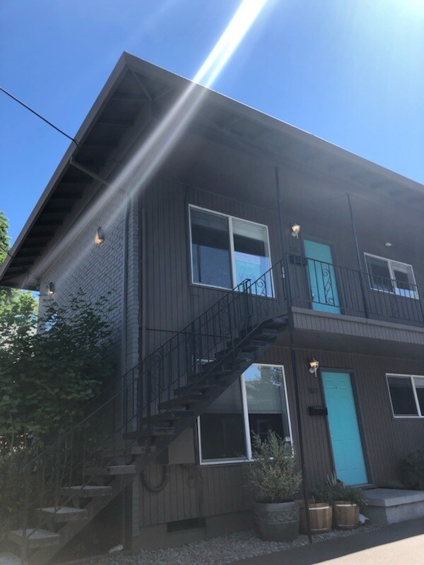 Building Photo - Upper corner unit 1 bed on Belmont, granite, hardwoods, off street parking!