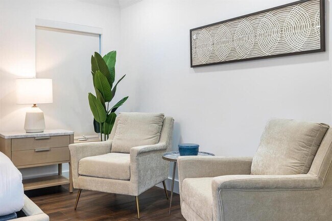 Building Photo - 1419 NE 57th St