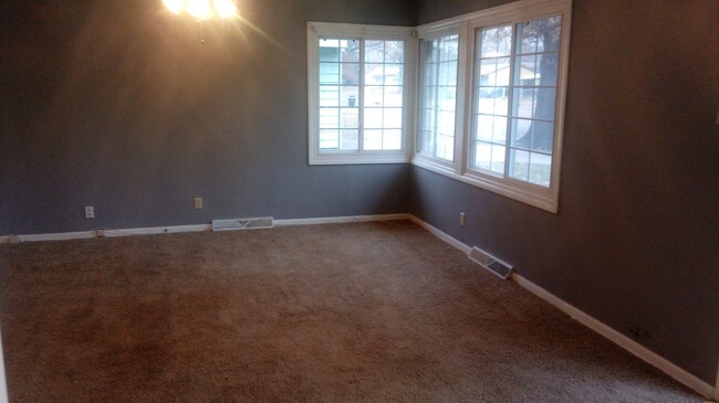 Building Photo - 3BR rancher with appliances and garage. Pr...