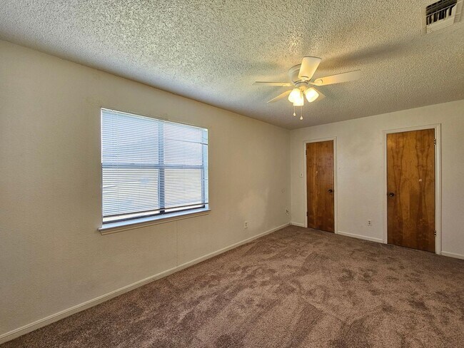 Building Photo - 1815 Cedarhill Dr