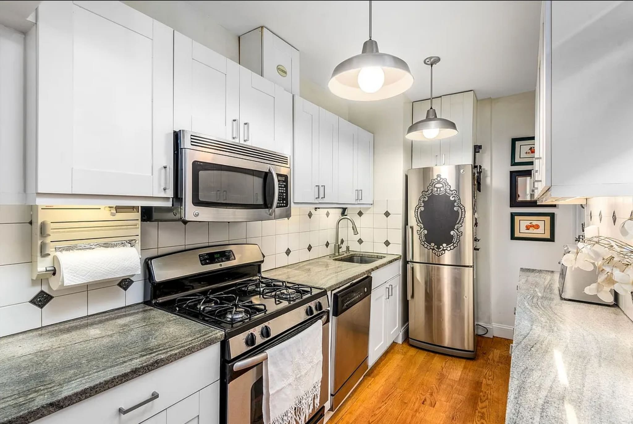 Building Photo - 176 E 95th St