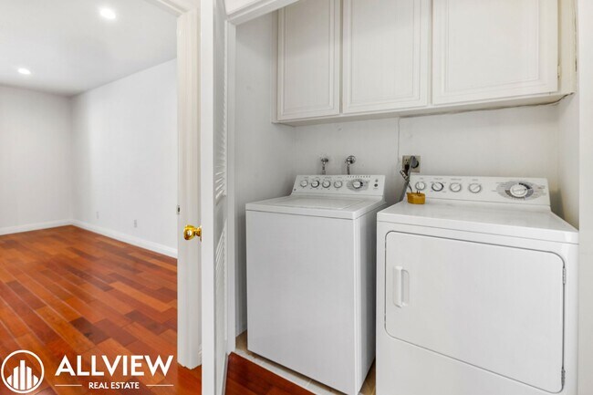 Building Photo - Beautifully Upgraded 2-Bed, 3-Bath Townhou...