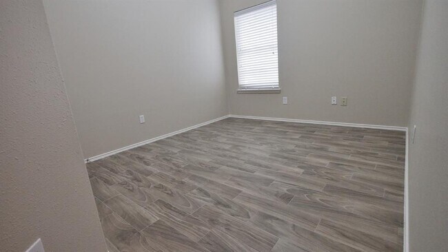 Building Photo - 1319 Colonial Manor Dr