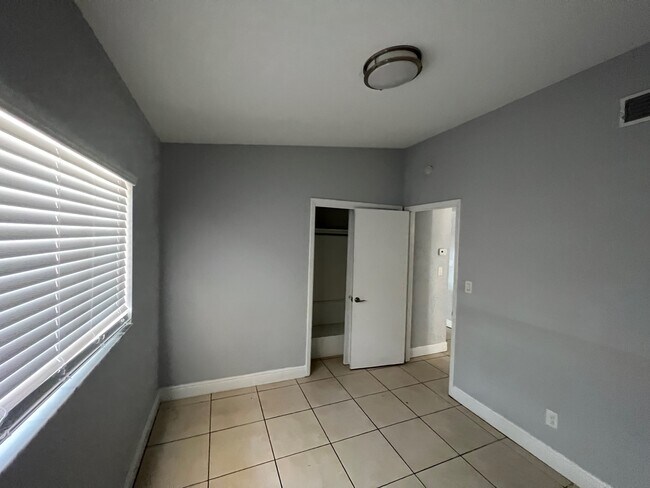 Building Photo - 519 Carolyne St