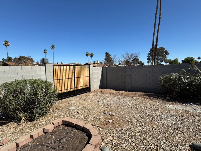 Building Photo - 2058 E Fremont Dr