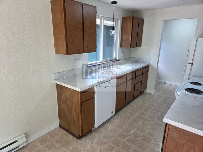 Building Photo - Check out this completely wonderful 2-bedroom, 1.0-bath unit!