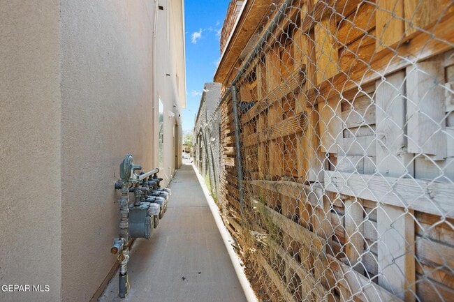 Building Photo - 916 St Vrain St