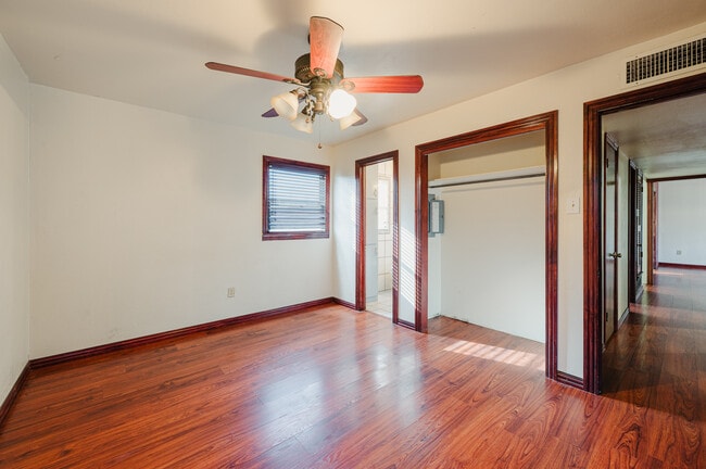 Building Photo - 610 E 54th St