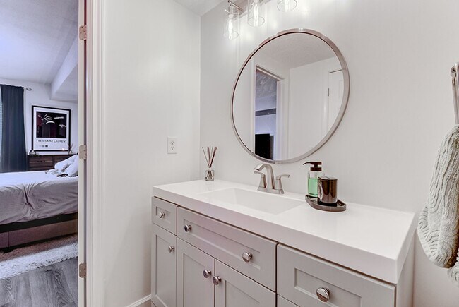 Building Photo - COMING SOON - Spacious Updated Condo in Great Location!