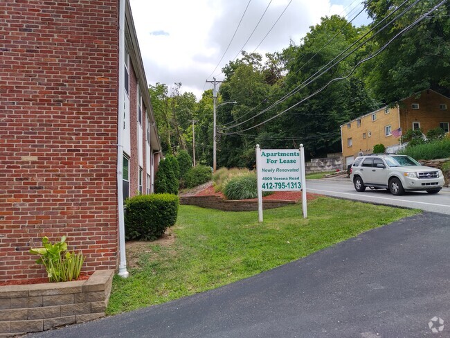 BUILDING FRONT EXTERIOR - 4909 Verona Rd