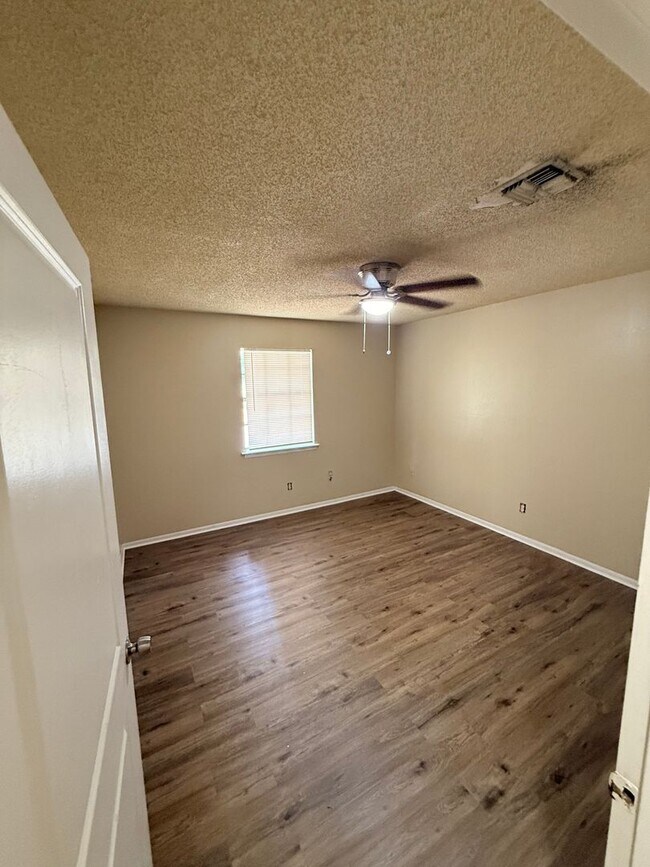 Building Photo - 106 Vieux Orleans Cir
