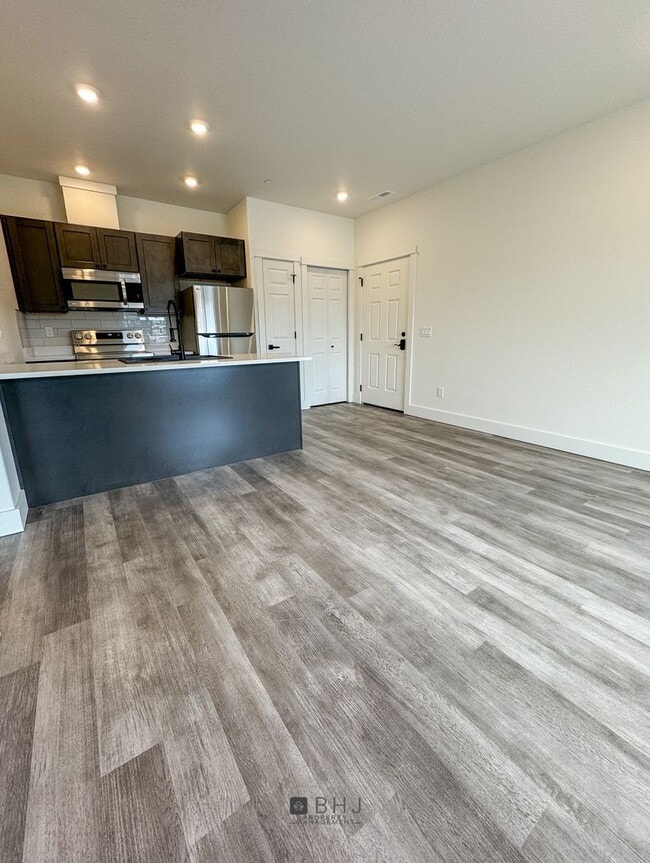 Building Photo - BRAND NEW Pet Friendly 1 bed/ 1 bath apart...
