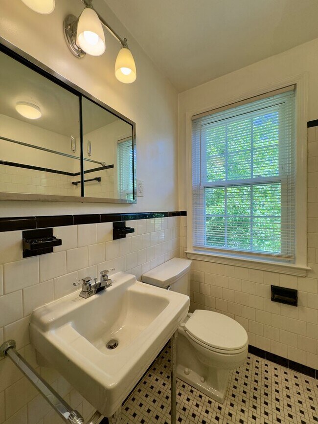 Building Photo - Charming 3 Bedroom/1 Bathroom Townhome in Rodgers Forge Neighborhood, MD!
