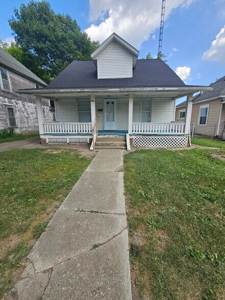 Primary Photo - 1121 E 2nd St