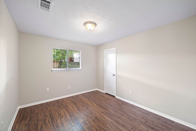 Building Photo - Lovely 3 Bedroom 2 Bath Duplex Home with Totally Private Backyard with Nice Wooden Privacy Fence!!