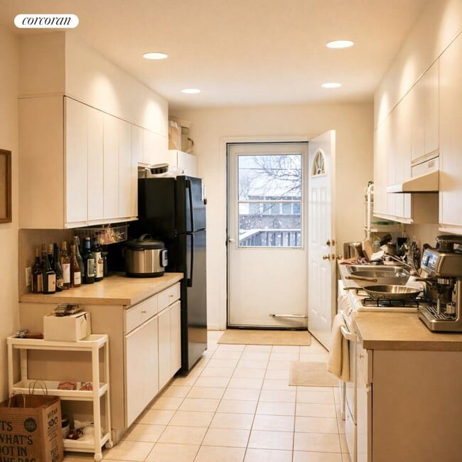 Building Photo - 38 Richardson St