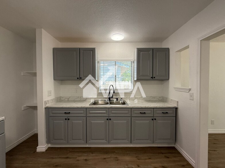 Building Photo - 108 N Meadow St