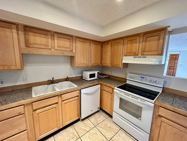 Building Photo - SHORT TERM RENTAL! 3Br/2Ba Condo in the Heart of Boulder