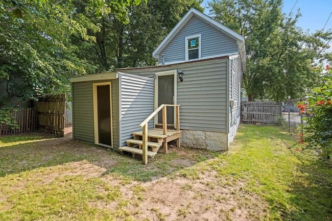 Building Photo - For Rent: Cozy and Adorable 2-Bedroom / 1-...