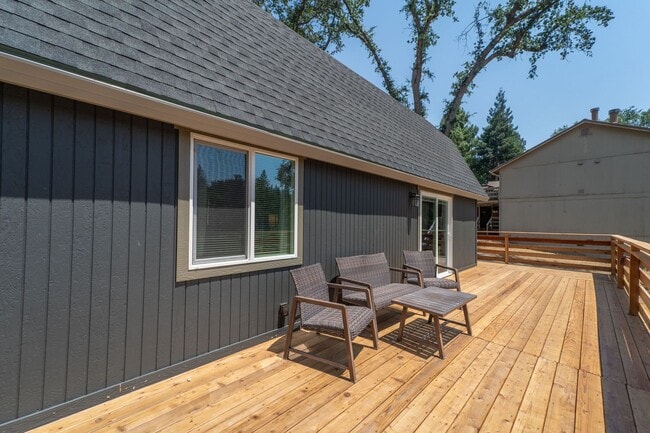 Building Photo - 2 BR w/ Loft