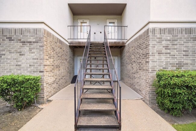 Building Photo - 2425 Augusta Dr