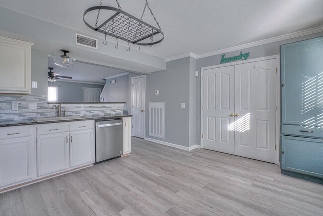 Building Photo - 341 Shoshone Pl