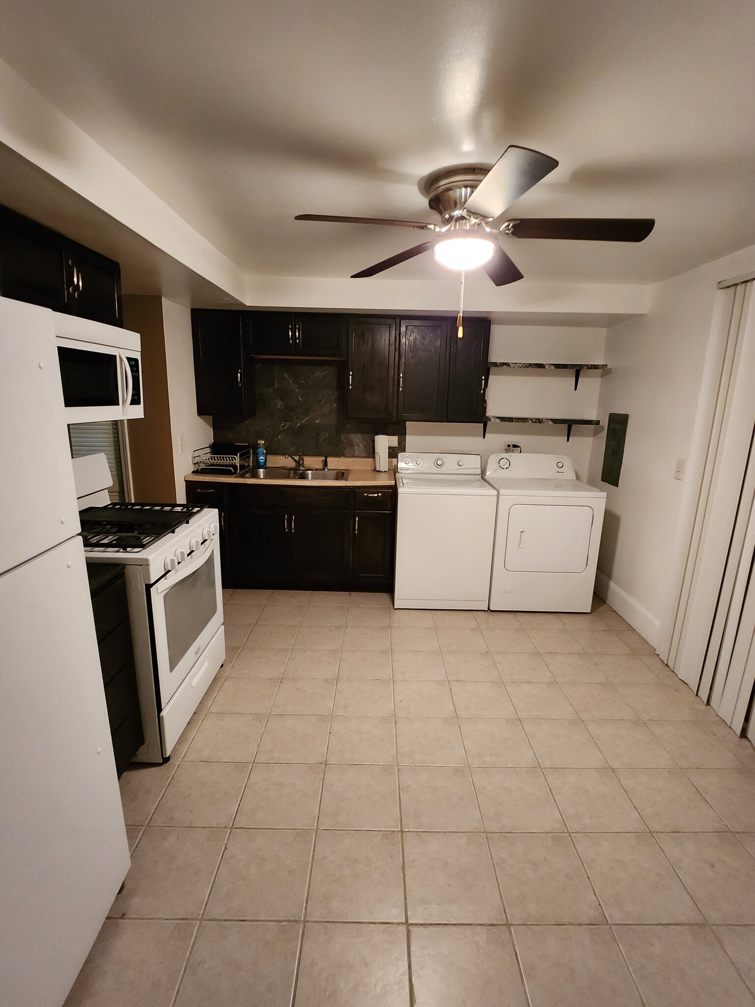 Kitchen eat in table space - 910 Morningside Ln