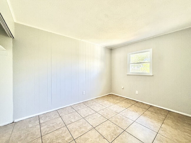 Building Photo - 605 64th Ave W