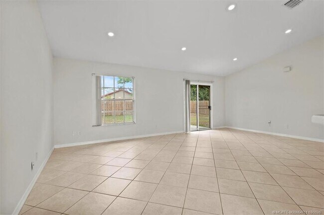 Building Photo - 517 SW College Park Rd