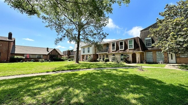 Building Photo - 1808 Saxony Ln
