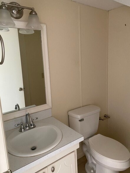 Downstairs half bath - 1015 SW McFarlane Ave