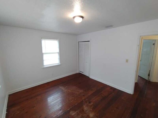 Building Photo - 5562 Lyle Ln