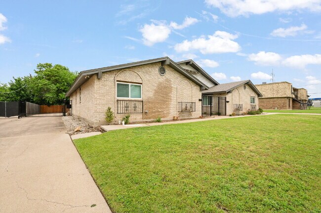 Building Photo - 2 Bed, 2 Bath Duplex