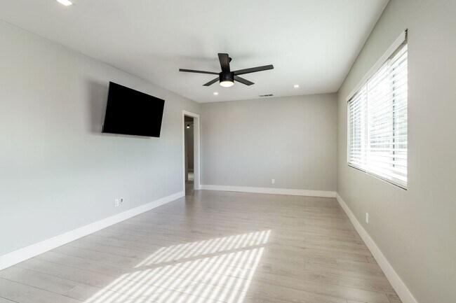 Building Photo - Stunning Home in Oceanside