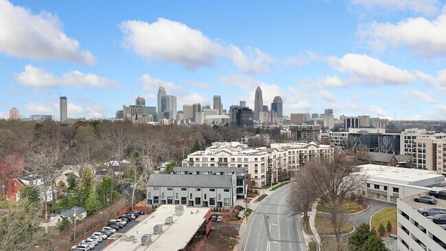 Building Photo - Modern Townhome with Roof Terrace in Dilworth Neighborhood Charlotte NC