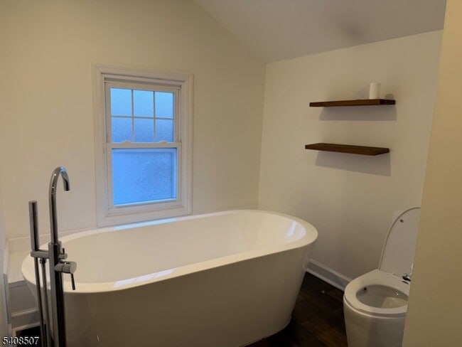 Building Photo - 11 Pine St