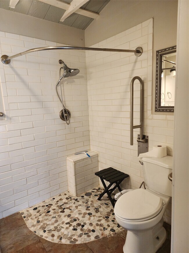 Building Photo - 13373 Southshore Dr